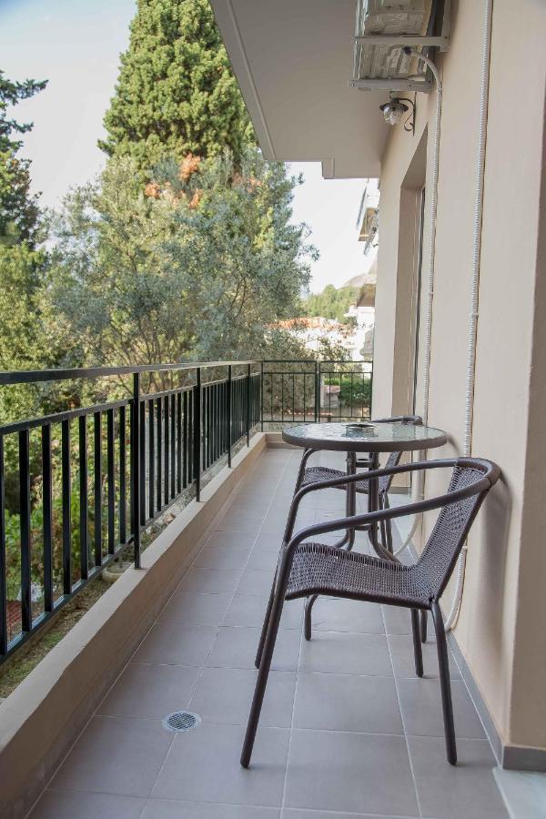 Luxury Lila House Under The Rocks Apartment Kalambaka Exterior photo