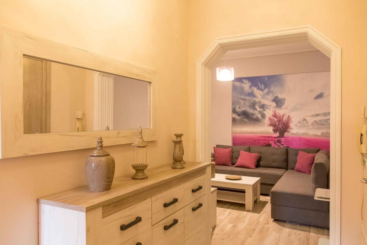 Luxury Lila House Under The Rocks Apartment Kalambaka Exterior photo